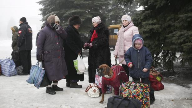 Zivilisten werden nahe Donezk evakuiert. Die Kämpfe werden zu heftig.