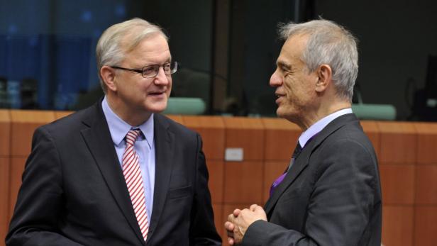 European Commissioner for Economic and Monetary Affairs Olli Rehn (L) and Cyprus Finance Minister Michalis Sarris attend a euro group finance ministers meeting at the European Union Council in Brussels March 15, 2013. REUTERS/Ericvidal (BELGIUM - Tags: BUSINESS POLITICS)