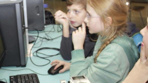 Daniel, Selma und Livia programmieren ihren Lego-Roboter