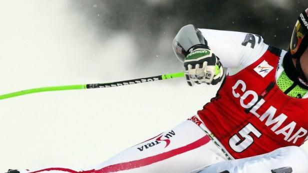 Marcel Hirscher of Austria clears a gate during the first run in the men&#039;s World Cup giant slalom race in Alta Badia, northern Italy, December 16, 2012. REUTERS/Stefano Rellandini (ITALY - Tags: SPORT SKIING)