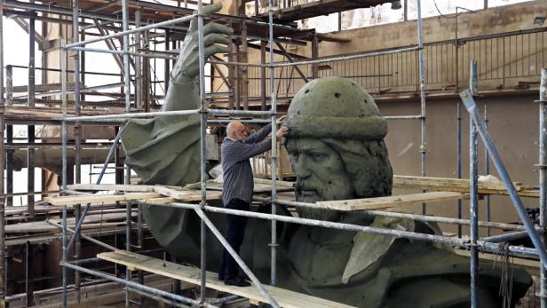 Künstler Salawat Scherbakow mit der gigantischen Fürst-Wladimir-Statue