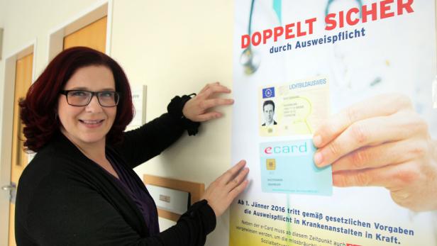 Angelika Schinko, zuständig für Patientenaufnahmen im Landesklinikum Krems, hat bereits im Dezember Plakate mit Informationen anbringen lassen