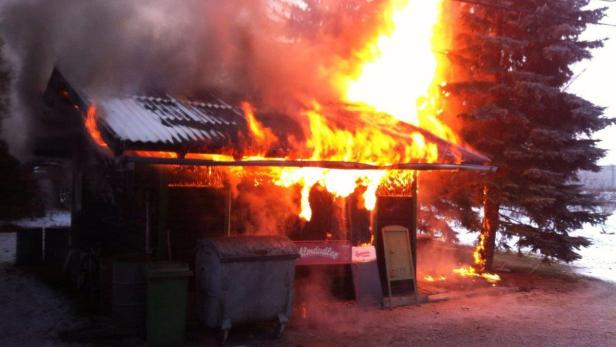 Als die Feuerwehr eintraf stand die Hütte in Vollbrand