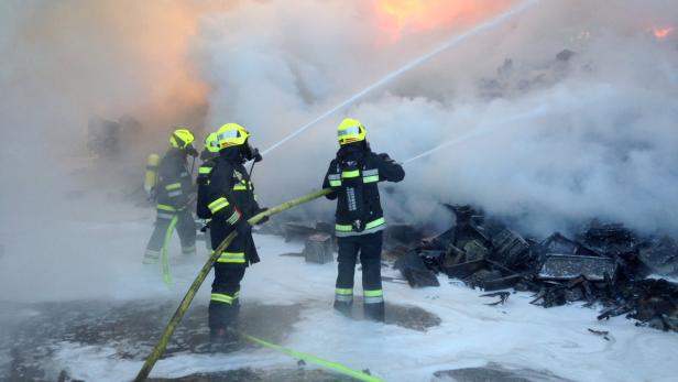 Erst am Sonntag hatten die Feuerwehren im Bezirk Wels-Land bei einem Brand auf einem Auto-Schrottplatz in Edt bei Lambach alle Hände voll zu tun.