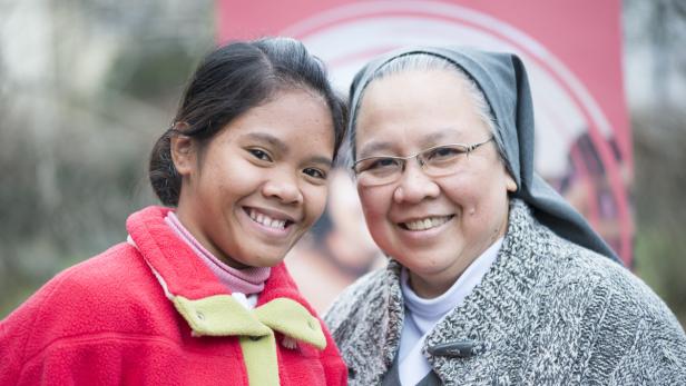 Cindy mit Schwester Maria Victoria vom Kinderschutzzentrum