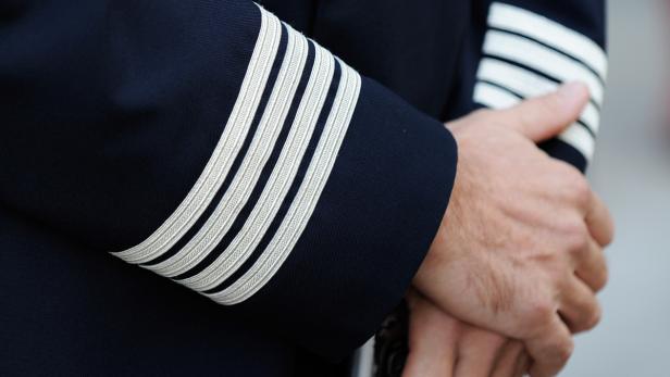 Der Ärmel einer Marineuniform mit vier Streifen zeigt den Rang eines Kapitäns.