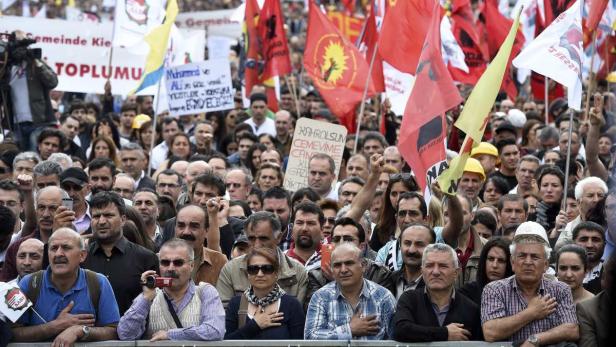 Mehrere zehntausend Menschen haben gegen den türkischen Ministerpräsidenten Recep Tayyip Erdogan und seinen Auftritt in Köln protestiert.