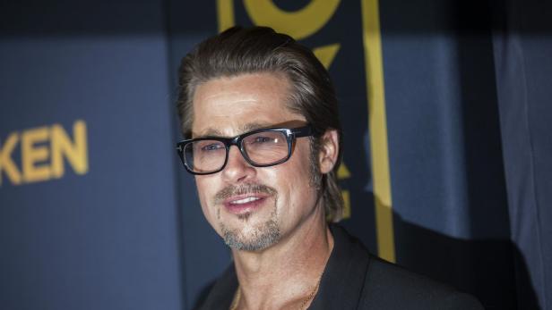Actor Pitt poses at the premiere of "Unbroken" at Gemeinsam mit Tom Hanks und Edward Norton produziert Brad Pitt die Serie "Lewis and Clark".
