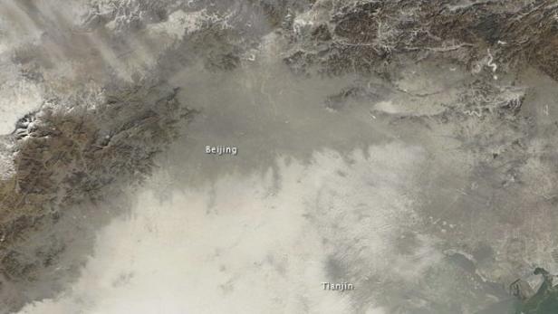Eine Satellitenaufnahme von Peking und Tianjin, die von Dunst bedeckt sind.