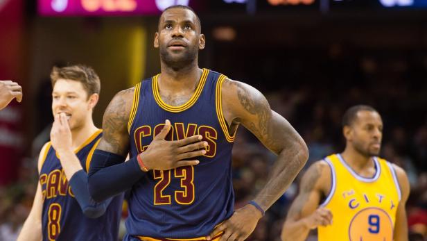 LeBron James während eines Basketballspiels im Trikot der Cleveland Cavaliers.