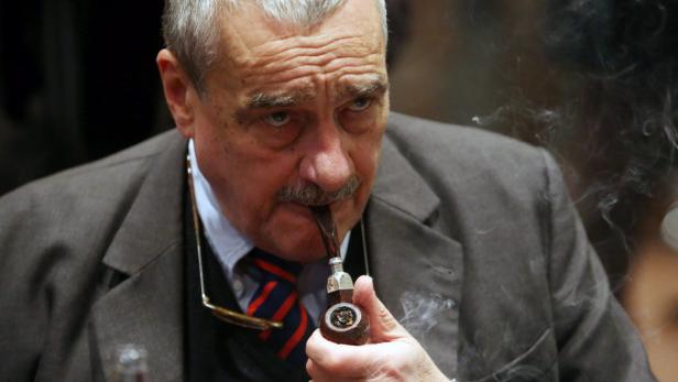epa03532138 Czech Foreign Minister and presidential candidate Karel Schwarzenberg smokes his pipe at his election headquarter during the second day of the first round of the country&#039;s first ever direct presidential elections in Prague, Czech Republic, 12 January 2013. Analysts were expecting high turnout levels among the 8.4 million Czechs registered to vote, with a neck-and-neck race expected between centre-right candidate Jan Fischer and centre-left contender Milos Zeman. Around 8.4 million Czechs are registered to vote. EPA/MATEJ DIVIZNA