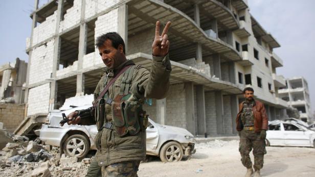 Siegreiche Kurden in Kobane: Ihre Kämpfer vertrieben die Extremisten des „Islamischen Staates“ (IS), dabei wurden mehr als 1000 Dschihadisten getötet, auch 460 Kurden fielen.