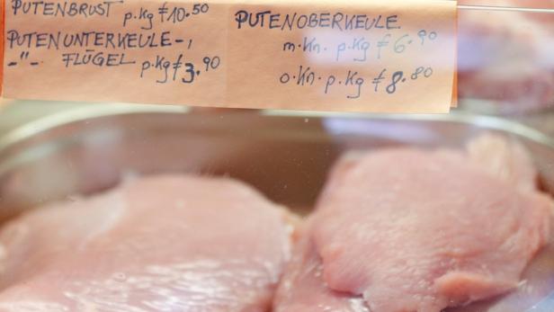 APA11927178 - 16032013 - WIEN - ÖSTERREICH: ZU APA-TEXT CI - THEMENBILD - Mit Antibiotika kontaminiertes Putenfleisch ist nach Österreich gelangt. Nach Angaben der Agentur für Ernährungssicherheit ist das Fleisch aus Rumänien in Deutschland verarbeitet und dann ausgeliefert worden. Im Bild: Putenfleisch in einer Fleischauslage; fotografiert am Samstag, 16. März 2013, in Wien (SYMBOLBILD). APA-FOTO: GEORG HOCHMUTH