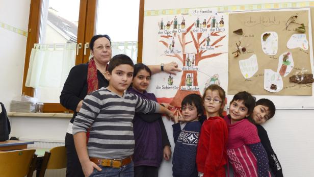 Stammbaum und Hoffnungsträger: Gabriele Andrea Fahn zeigt in einer Wiener Volksschule, wie es geht.