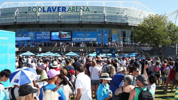 Eine Menschenmenge vor der Rod Laver Arena beim Australian Open.