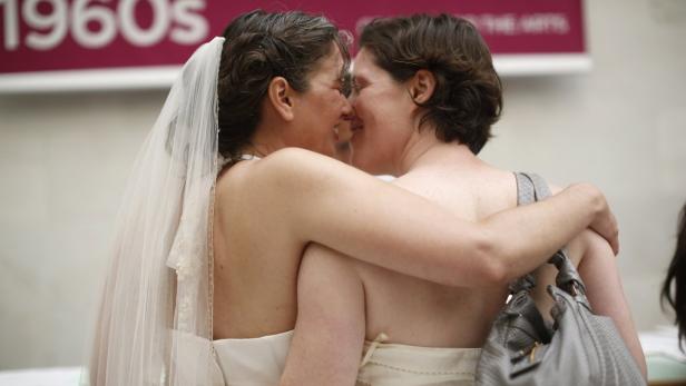 Same-sex couple Cynthia Wides (L) and Elizabeth Carey embrace each other as they turn in their marriage license at City Hall in San Francisco, June 29, 2013. Same-sex couples rushed to San Francisco&#039;s City Hall on Saturday to be legally married after the U.S. Ninth Circuit Court of Appeals officially ended California&#039;s ban on gay marriage following a landmark ruling at the Supreme Court this week. REUTERS/Stephen Lam (UNITED STATES - Tags: SOCIETY POLITICS TPX IMAGES OF THE DAY)