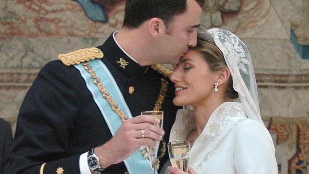 König Felipe VI. küsst seine Braut Letizia Ortiz auf der Hochzeit.