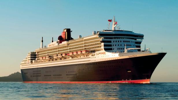 Die „Queen Mary 2“ fährt auf dem Meer.