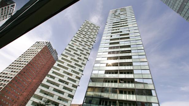 Mehrere hohe Gebäude ragen in den Himmel.