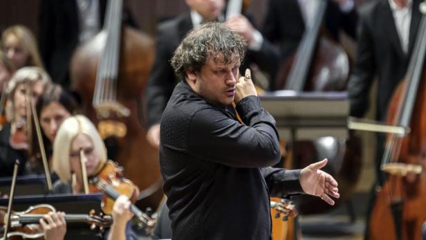 Der 29-jährige Dirigent Anton Lubschenko aus Russland lässt im Brucknerhaus u. a. Schostakowitsch erklingen.