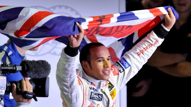 epa01539229 British Formula One driver Lewis Hamilton of McLaren Mercedes celebrates his championship after the F1 Grand Prix of Brazil at the race track in Interlagos near Sao Paulo in Brazil, 02 November 2008. Hamilton finished 5th and won the title. EPA/GERO BRELOER