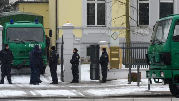 epa03590776 Police stands outside a villa owned by business group S&amp;amp;K, in Frankfurt Main, Germany, 19 February 2013. The public prosecutor in Frankfurt has ordered searches at the business group S&amp;amp;K along with a company in Hamburg for suspected fraud which caused damages in the hundreds of millions. EPA/ROLAND WEIHRAUCH