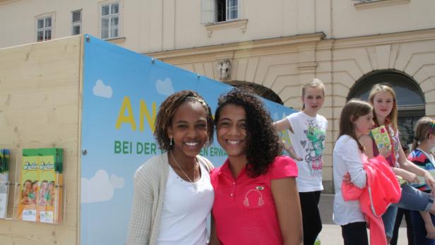 Brasilianerinnen Jessica, 14, (l.) und Kelly, 12, bei ihrem Wien-Besuch