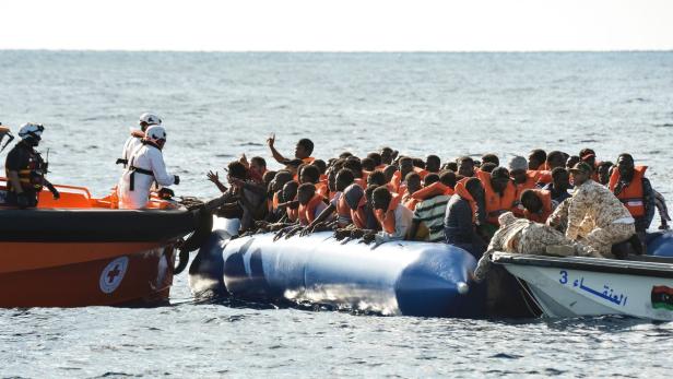 Immer wieder wagen Flüchtlinge den Weg über das Mittelmeer.
