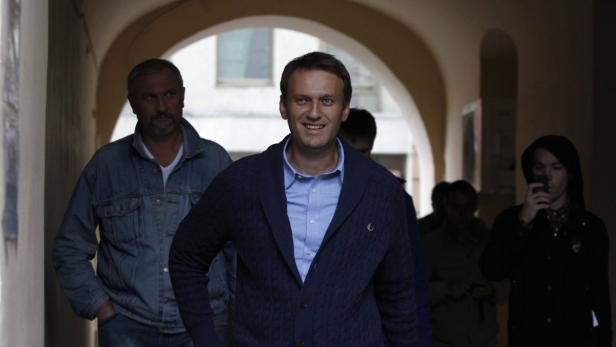 Russia&#039;s opposition leader and anti-graft blogger Alexei Navalny (front) walks near his campaign headquarters in Moscow, September 4, 2013. Alexei Navalny has thousands of Russians chanting his name within minutes of stepping onto the stage at a boisterous campaign meeting in the race to become Moscow&#039;s mayor. REUTERS/Maxim Shemetov (RUSSIA - Tags: POLITICS ELECTIONS CIVIL UNREST)