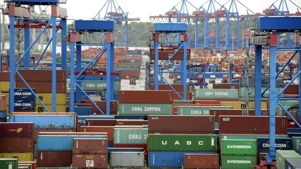 Blick auf einen Containerhafen mit zahlreichen Containern und Kränen.