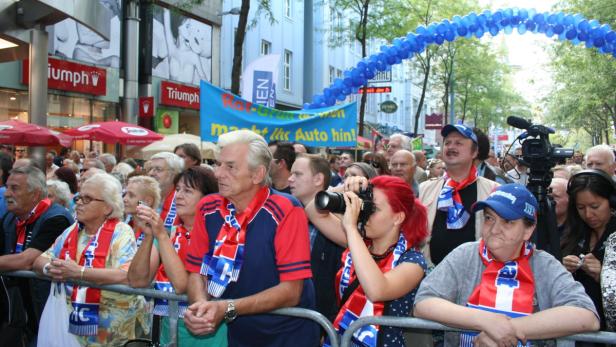 Strache-Fans bei der blauen Demo auf der Mariahilfer Straße