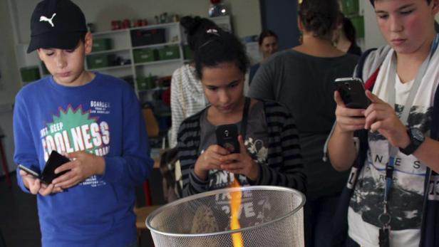 Feuertornado - von experimentierfreudigen und wissbegierigen Kids mit ihren Smartphones festgehalten.