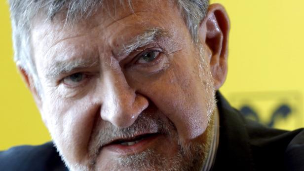 Nahaufnahme eines Mannes mit Bart vor einem gelben Hintergrund.