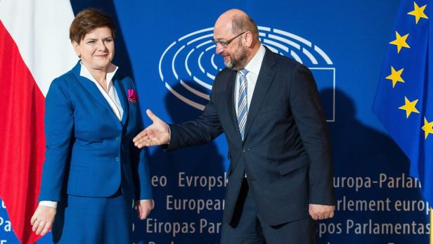 Höfliche Begrüßungszeremonie: Präsident Schulz heißt Szydło im Europäischen Parlament willkommen.