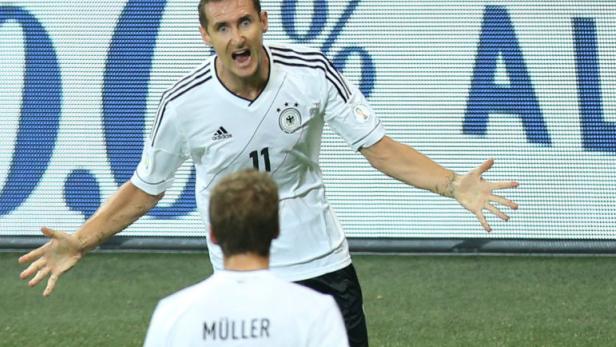 Germany&#039;s Miroslav Klose (top) celebrates with team mate Thomas Mueller after scoring the opening goal during the FIFA World Cup 2014 qualification group C soccer match between Germany and Austria at Allianz Arena in Munich, Germany, 06 September 2013. Photo: Daniel Karmann/dpa +++(c) dpa - Bildfunk+++