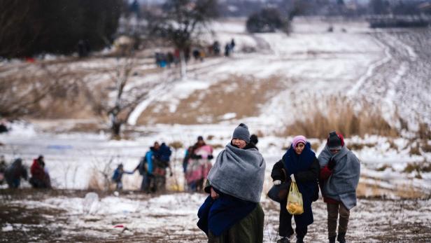 Selbst bei tief winterlichen Temperaturen ziehen Flüchtlinge über die Balkanroute.