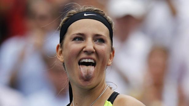 REUTERSVictoria Azarenka of Belarus celebrates after defeating Samantha Stosur of Australia in their womens singles quarterfinals match at the U.S. Open tennis tournament in New York September 4, 2012. REUTERS/Eduardo Munoz (UNITED STATES - Tags Eine Tennisspielerin mit einem schwarzen Stirnband streckt die Zunge heraus.