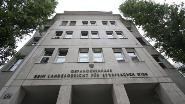 Das Gefangenenhaus beim Landesgericht für Strafsachen Wien von unten fotografiert.