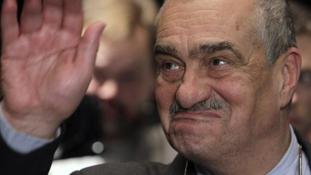 Czech presidential candidate Karel Schwarzenberg greets supporters after the first round of the country&#039;s first direct presidential election to replace outgoing president Vaclav Klaus, in Prague January 12, 2013. Former leftist Prime Minister Milos Zeman will face off against Schwarzenberg, 75, who won a surprisingly strong 22 percent, knocking statistician Jan Fischer, a favourite in opinion polls before the vote, out of the race. REUTERS/David W Cerny (CZECH REPUBLIC - Tags: POLITICS ELECTIONS)