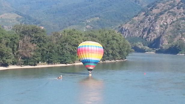 Viele Touristen fotografierten die dramatischen Momente, in denen der Ballonkorb das Wasser berührte.