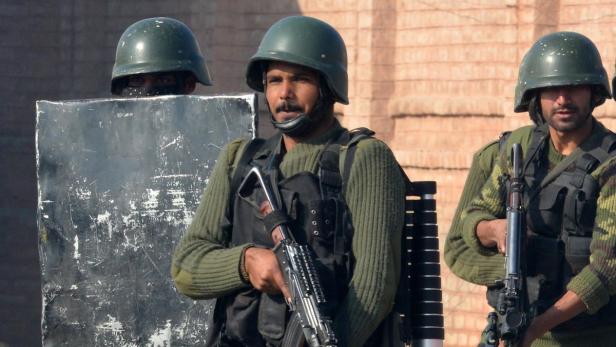 Pakistanische Soldaten bei der Bacha-Khan-Universität.