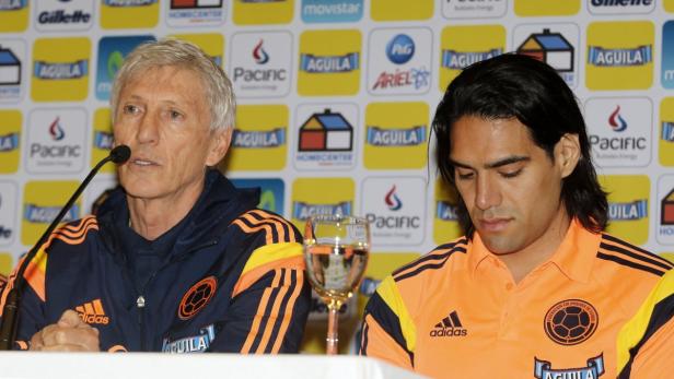 Falcao blickt nach unten, während Pekerman seinen WM-Kader bekannt gibt.