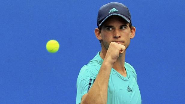 Dominic Thiem bei einem Tennisspiel mit konzentriertem Blick.