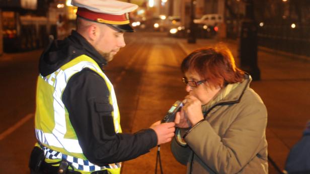 Erste Polizeikontrolle wegen Alkohol in der Weihnachtszeit 2011 und Menschen die am Christkindlmarkt Punsch trinken