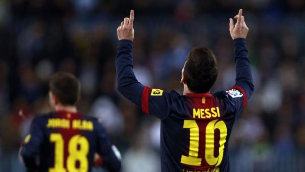 Barcelona&#039;s Lionel Messi celebrates after scoring against Malaga during their Spanish First Division soccer match at La Rosaleda stadium in Malaga January 13, 2013. REUTERS/Marcelo del Pozo (SPAIN - Tags: SPORT SOCCER)