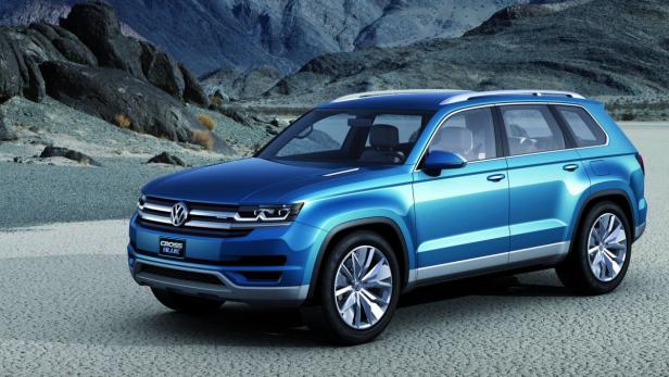 Ein blauer Volkswagen CrossBlue SUV steht vor einer Bergkulisse.