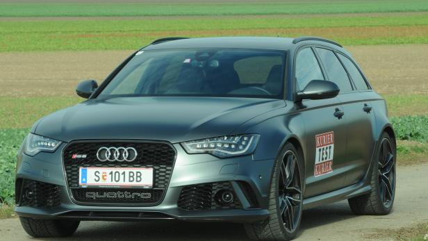 Ein grauer Audi RS6 Avant steht auf einer Landstraße.