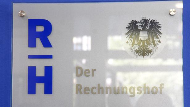 … Das Schild des Rechnungshofs mit dem Bundeswappen.