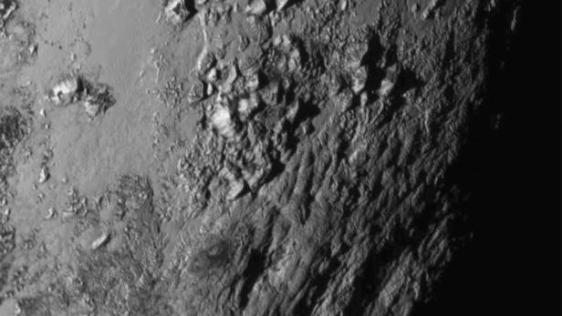 Eisige Schluchten und Berge bis 3500 Meter: Die ersten Nahaufnahmen zeigen Pluto als aufregenden Planeten