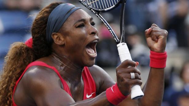 Serena Williams jubelt mit erhobener Faust und Tennisschläger.